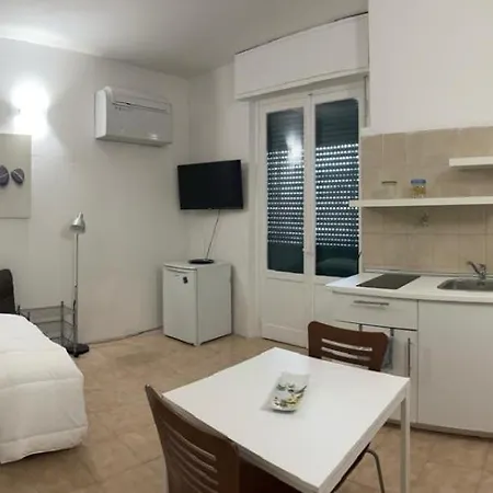 Lambro Studio Apartament *
